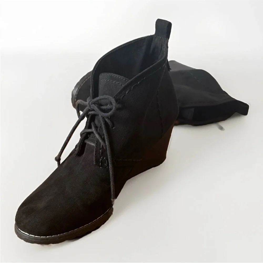 (10) SO AUTHENTIC AMERICAN Black Faux Suede Wedge Ankle Boots
